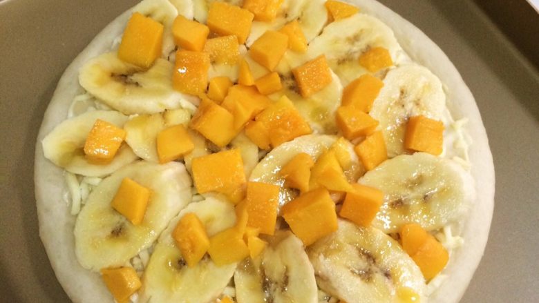 香蕉芒果披萨,把切好的芒果丁继续铺上。