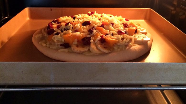 香蕉芒果披萨,继续进入烤箱，200度烤约6-7分钟，观察奶酪化了就可以了。