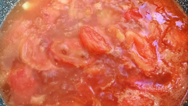 番茄烩金针菇,炒2到3分钟加水煮……
把皮夹出来……
加少许盐巴……
煮烂……