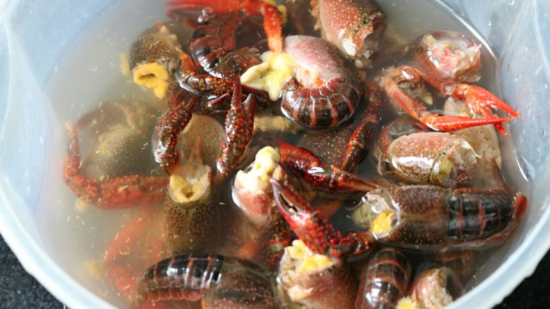 ≈湖北油焖大虾≈,处理好的虾子再清洗一遍，沥干水分备用