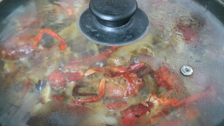 ≈湖北油焖大虾≈,盖上锅盖，焖煮20分钟