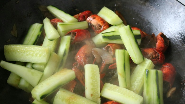 ≈湖北油焖大虾≈,第15分钟的时候，加入黄瓜条，煮5分钟，即可
