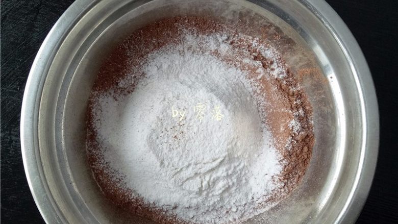 芒果可可蛋糕,高筋面粉同可可粉混合过筛；