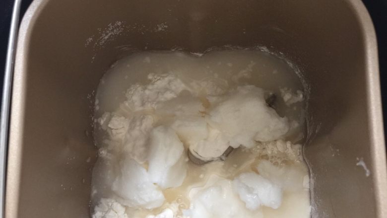 没错，高筋粉也能做蛋黄酥,把水油皮的部分倒入面包机中，水，猪油，白砂糖，高筋粉和玉米淀粉，按下和面程序