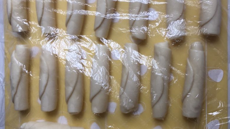 没错，高筋粉也能做蛋黄酥,卷好后，盖上保鲜膜静置15分钟