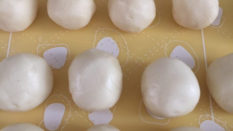 没错，高筋粉也能做蛋黄酥,把油酥面团平均分成16个重量相等的剂子，搓圆。然后水油皮面团醒好后，也分成16个剂子并搓圆