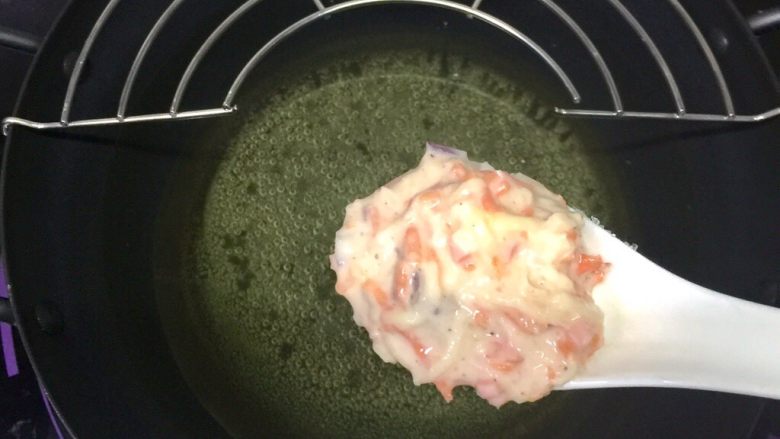 土豆萝卜虾米花,用汤匙挖面糊，倒进油锅