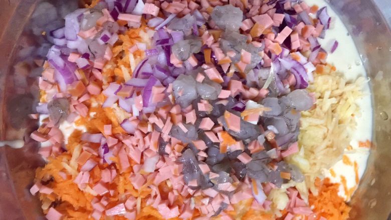 土豆萝卜虾米花,再把其他材料的丝和丁，都倒入面糊，搅拌均匀