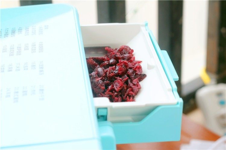 蔓越莓吐司,放入面包机带的自动投料盒里。