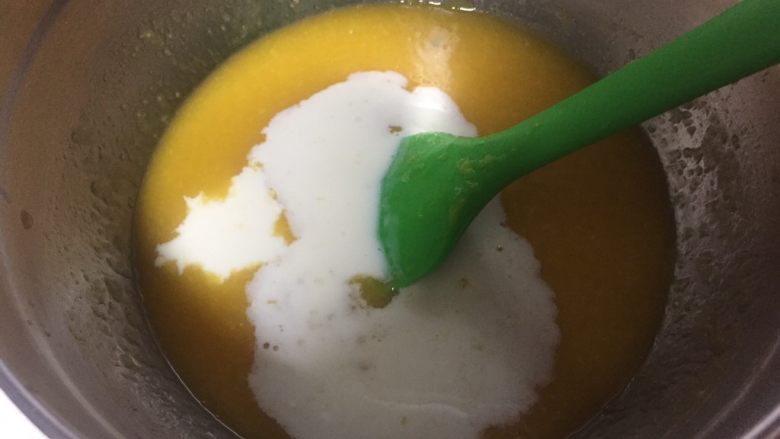 百香果芒果流心慕斯,加入自制老酸奶搅匀。