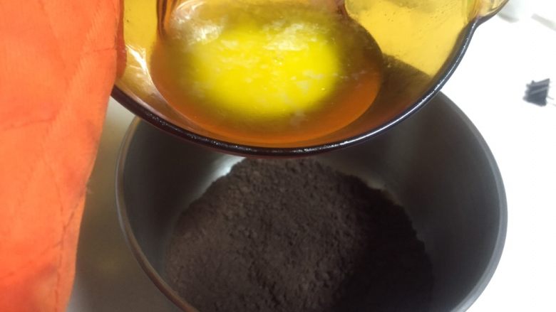 百香果芒果流心慕斯,黄油提前坐热水锅里融化放凉，倒进饼干碎里。
