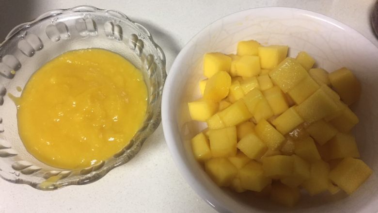 百香果芒果流心慕斯,称出配方中需要的芒果泥，切芒果的时候选出方正的做芒果粒放置一边备用。