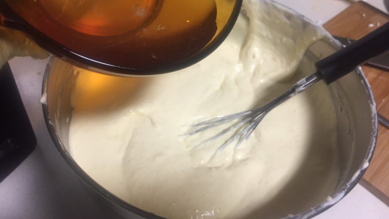 百香果芒果流心慕斯,融化的吉利丁片倒进慕斯糊里，搅拌均匀。