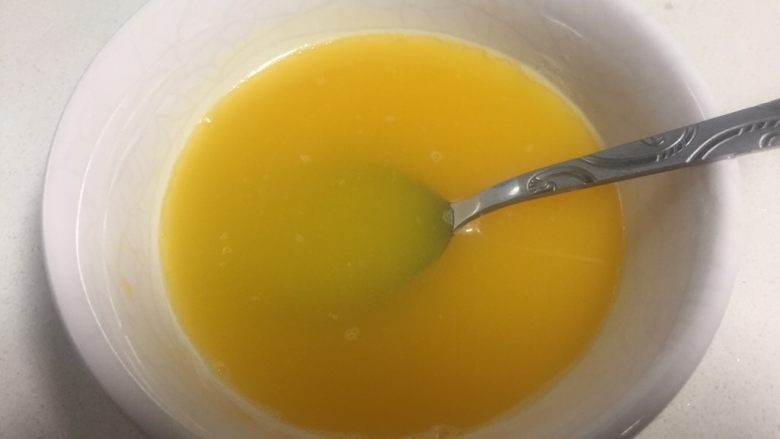 百香果芒果流心慕斯,提前泡好融化好镜面需要的吉利丁片，挤出百香果汁，两者混合均匀。