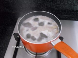 黑椒排骨杂菜锅,烧开适量水，拍一块姜放进锅中，将排骨飞一飞水