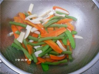黑椒排骨杂菜锅,再放入荷兰豆、杏鲍菇、胡萝卜焯煮片刻