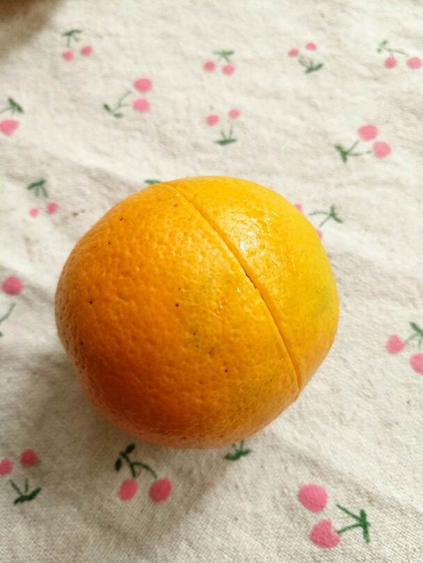 冰橙山药,1.如图橙汁从中间切一圈，大概切到碰到果肉就可以了。