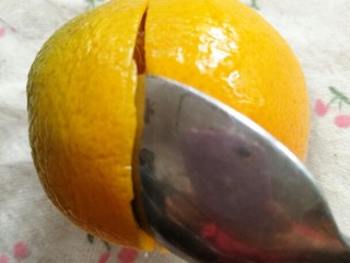 冰橙山药,2.像这样用勺子转一圈，不知道是不是橙子的原因，这种皮薄，反正这样不太好使，或许换成冬天的橙子会好一点，那种徒手都能剥。