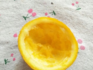 冰橙山药,3.切出半橙子皮，待用