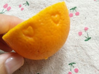 冰橙山药,5.围着橙子皮印出一圈花型来。