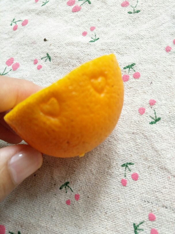 冰橙山药,5.围着橙子皮印出一圈花型来。
