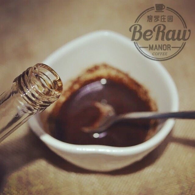 咖啡提拉米苏,用15ML朗姆酒与刚才萃取的咖啡液混合制成咖啡酒；