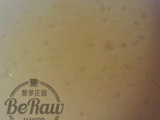 咖啡提拉米苏,用温水浸泡软化吉利丁片；
