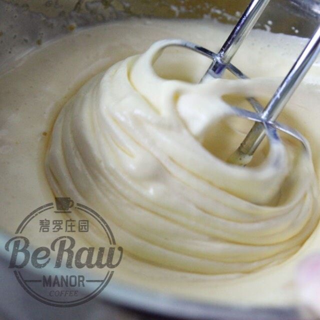咖啡提拉米苏,打发蛋黄后加入奶酪搅拌均匀，再将其倒入打好的奶油中拌均；