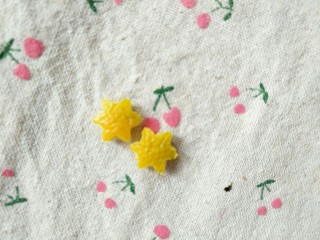 冰橙山药,8.再用橙子皮印出两个这样的小花。