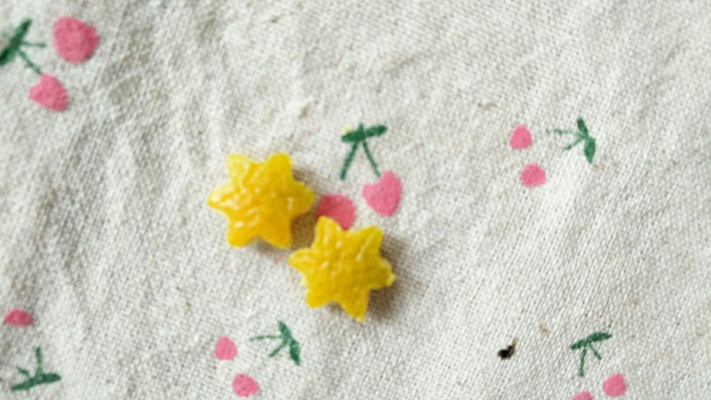 冰橙山药,8.再用橙子皮印出两个这样的小花。