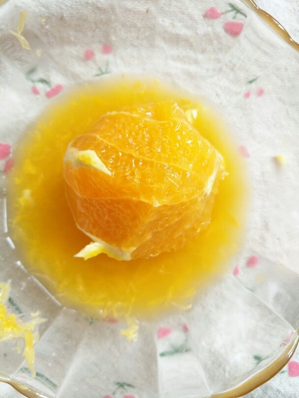 冰橙山药,10.我用了两个橙子，所以又削了一个。