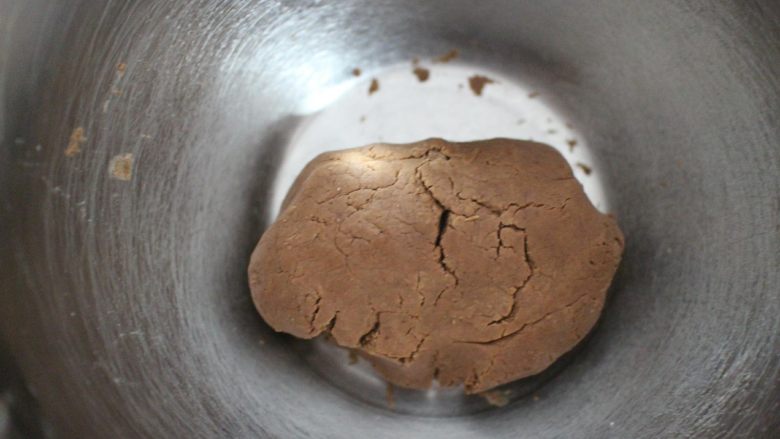 巧克力豆玛格丽特饼干,带上一次性手套，将面团抓匀到看不见干粉为止