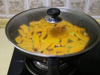 南瓜豆沙汤圆,
盖上锅盖，大火蒸7、8分钟至南瓜软熟