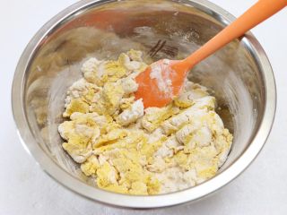 南瓜豆沙汤圆,
拌至南瓜泥和糯米粉混合成絮状