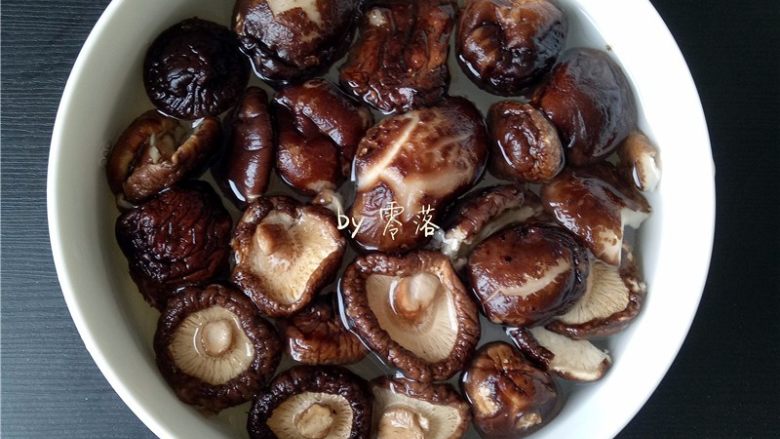 香菇烧肉便当,香菇洗净，再用清水浸泡至香菇变软；