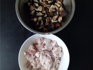 香菇烧肉便当,香菇切丁；猪肉洗净切方块；浸泡过香菇的香菇水不要倒掉；