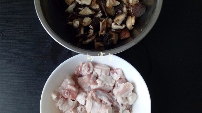 香菇烧肉便当,香菇切丁；猪肉洗净切方块；浸泡过香菇的香菇水不要倒掉；