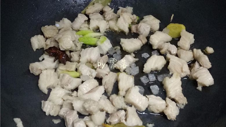 香菇烧肉便当,放入冰糖，香叶，八角翻炒；
