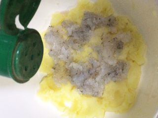 黄金虾球,把土豆泥和虾肉泥放入大碗内，加入少许盐，再撒些黑胡椒粉。