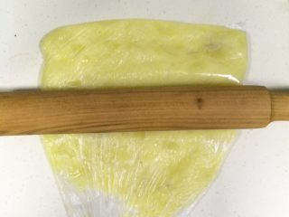 黄金虾球,把熟透的土豆片放入保鲜袋中，用擀面杖擀成泥。