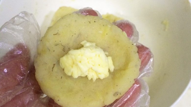 黄金虾球,取一份土豆虾泥压平，在中间放入少许马苏里拉奶酪。