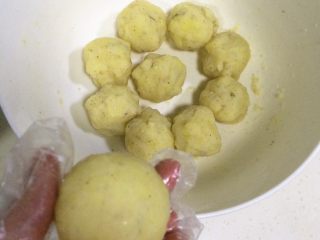 黄金虾球,把土豆虾泥分成10等份，搓成小圆球状。