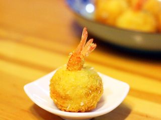 黄金虾球,还是趁温热的时候吃，口感比较好。