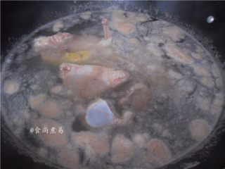 祛湿消肿瘦身的冬瓜薏仁汤,煮至汤面浮出浮沫
