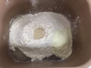 香肠沙拉面包,将高粉、酵母、盐、砂糖、奶粉、蛋液、水按照液体在下的顺序倒入面包桶里
