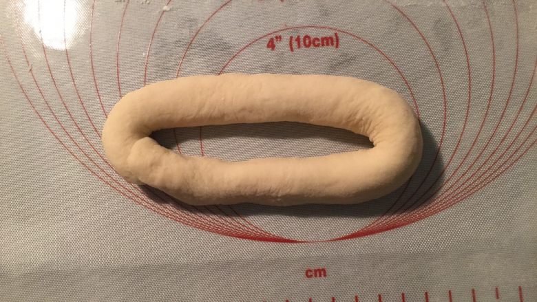 香肠沙拉面包,卷起来，再慢慢揉成长条头尾接起来成环状