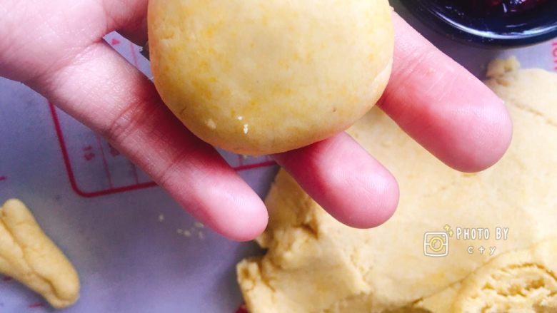 酥香无比的南瓜小饼干,分成25g左右的小面团，依次揉成团。