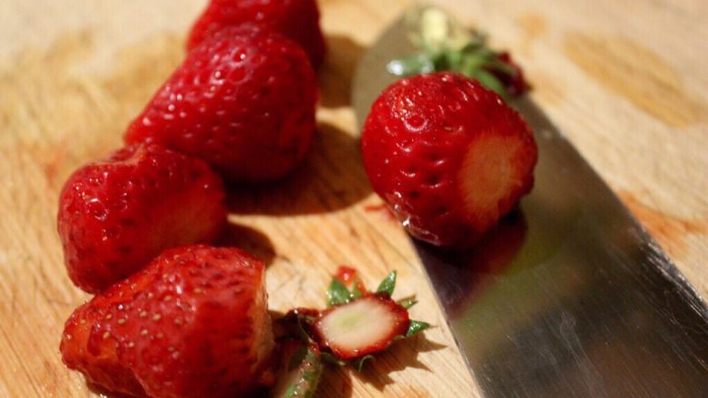 抹茶草莓挞(Matcha Strawberry Tart),把8-12个草莓喜好和准备好（可以留几个当装饰）