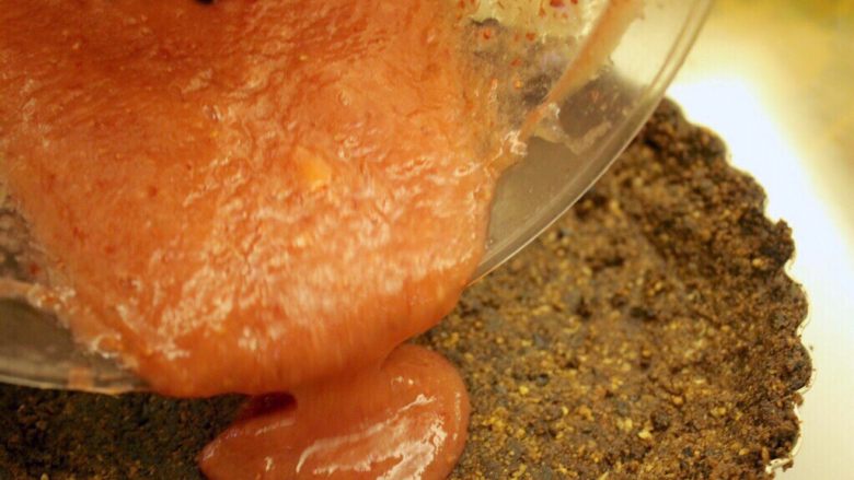 抹茶草莓挞(Matcha Strawberry Tart),把倒到底层上面