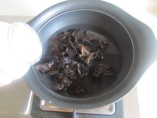 杂蔬拌鸡丝,黑木耳放入冷水水锅中焯熟， 焯时加入点盐；
